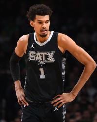 开云体育-展望2050年NBA：文班亚玛能否问鼎历史最佳？库里2016传奇是否永恒？